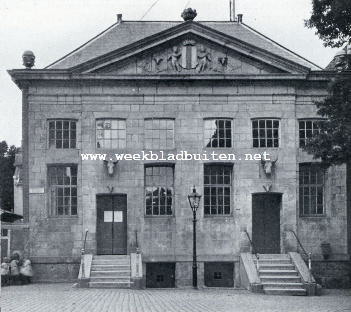 Gemeentelijke Keuringsdienst in het oude Delft. De Vleeschhal te Delft