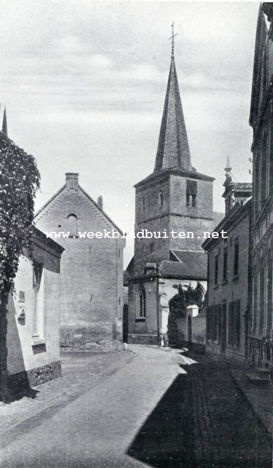 Merkwaardige gebouwen te Valkenburg. Gezicht op den toren der St. Nicolaaskerk te Valkenburg