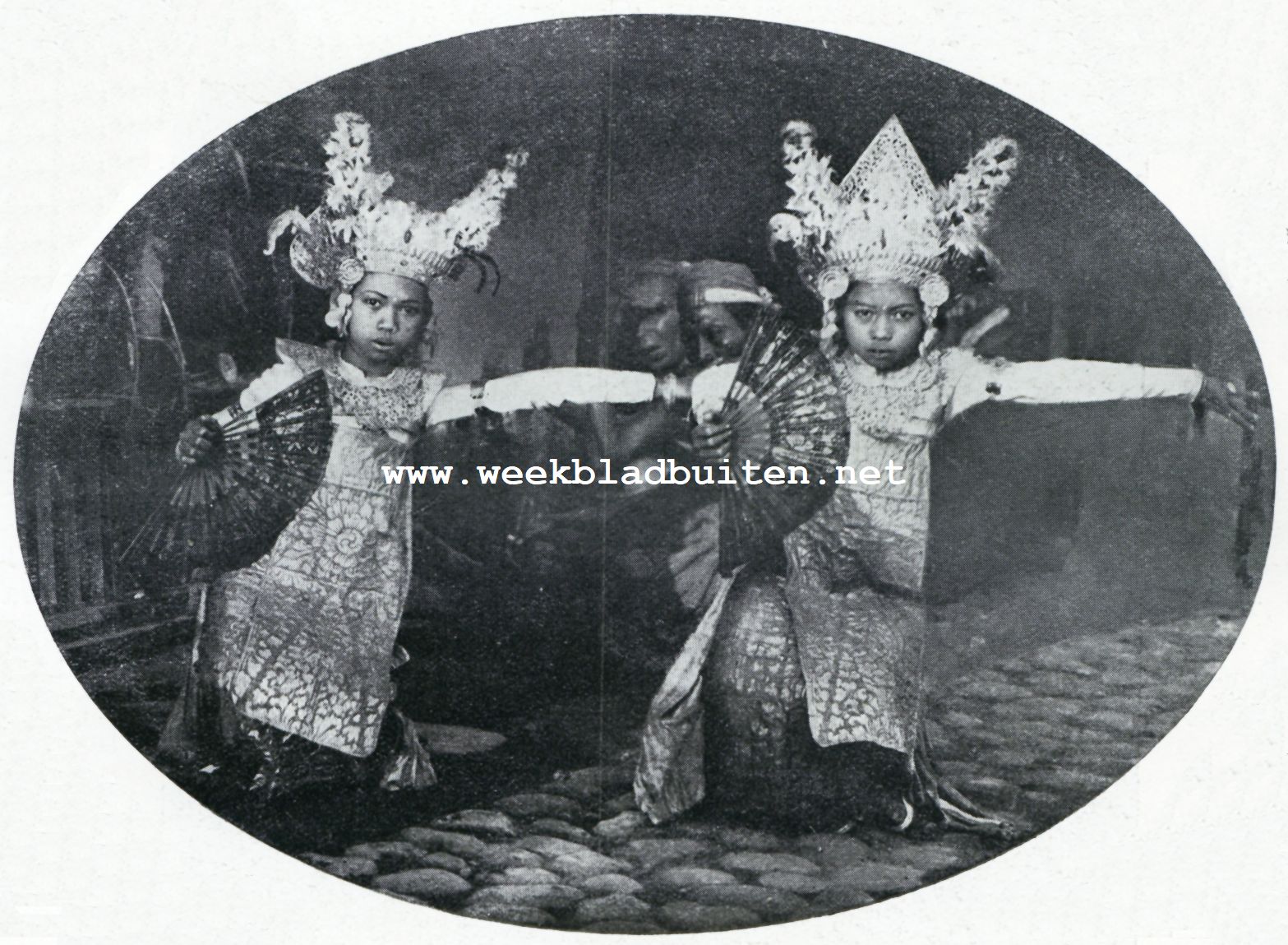 Over Bali en Balineesche Kunst. Balineesche danseresjes in een waaierdans. De kleeden zijn kans(doeken) met gouddraad doorweven