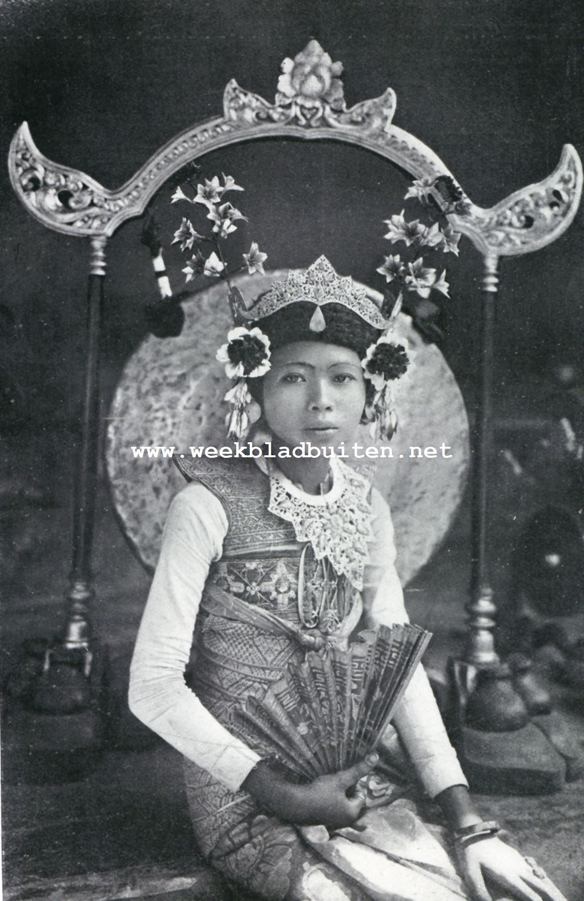 Over Bali en Balineesche Kunst. Balineesche danseresje, lgong, voor groote gong gezeten