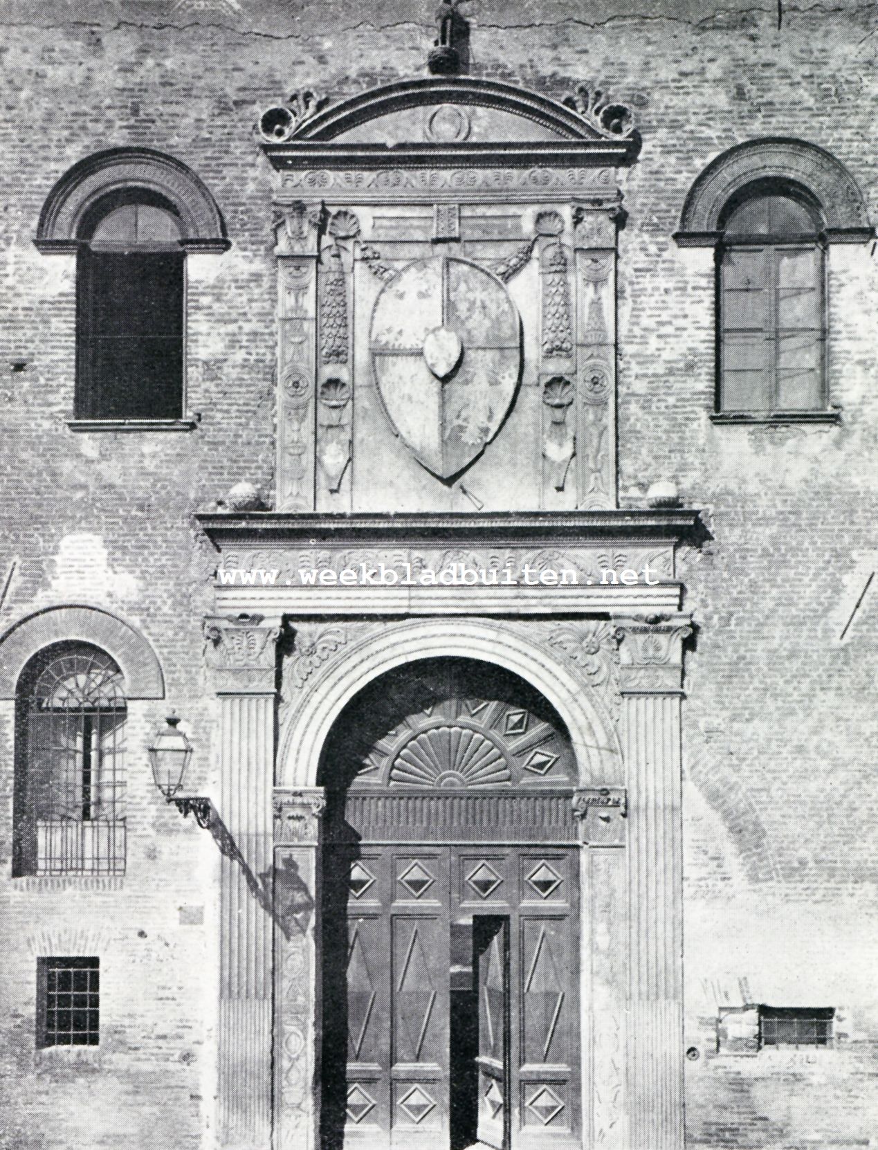 Ingang van het Schifanoja-paleis te Ferrara
