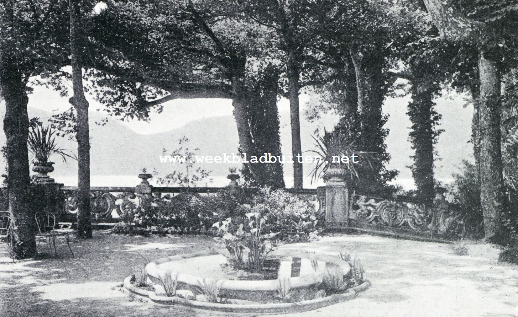 De tuinen aan het Comomeer in den Zomer. Het bordes van de Punta Balbianello