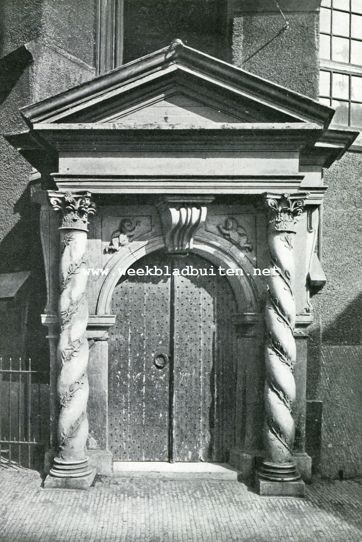 De Groote- of Jakobijnerkerk te Leeuwarden. Hoofdingang (z.g.n. Oranjepoort) van de Groote- of Jakobijnerkerk te Leeuwarden