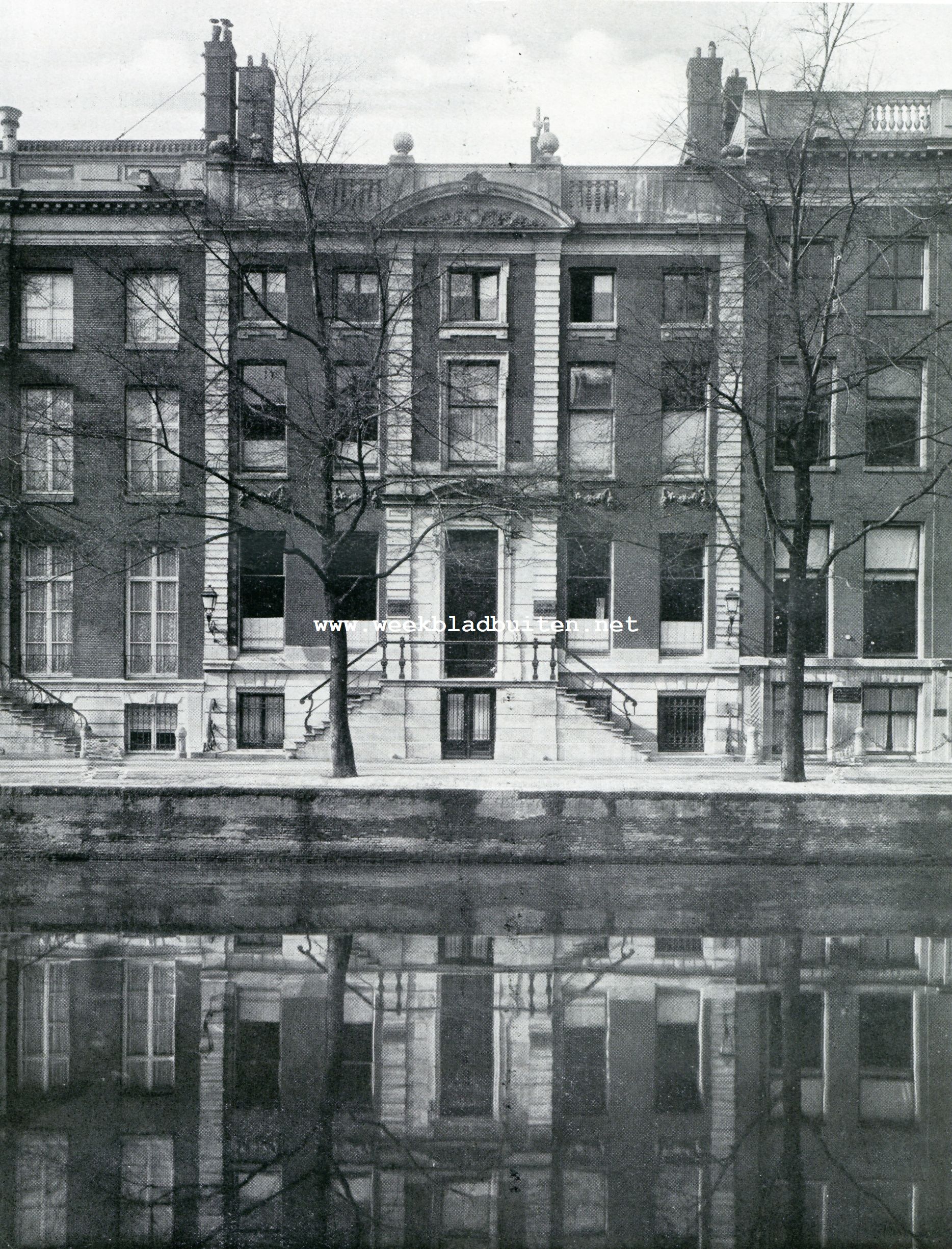 De eerste te Amsterdam in eere herstelde stoep. Het huis Heerengracht 458