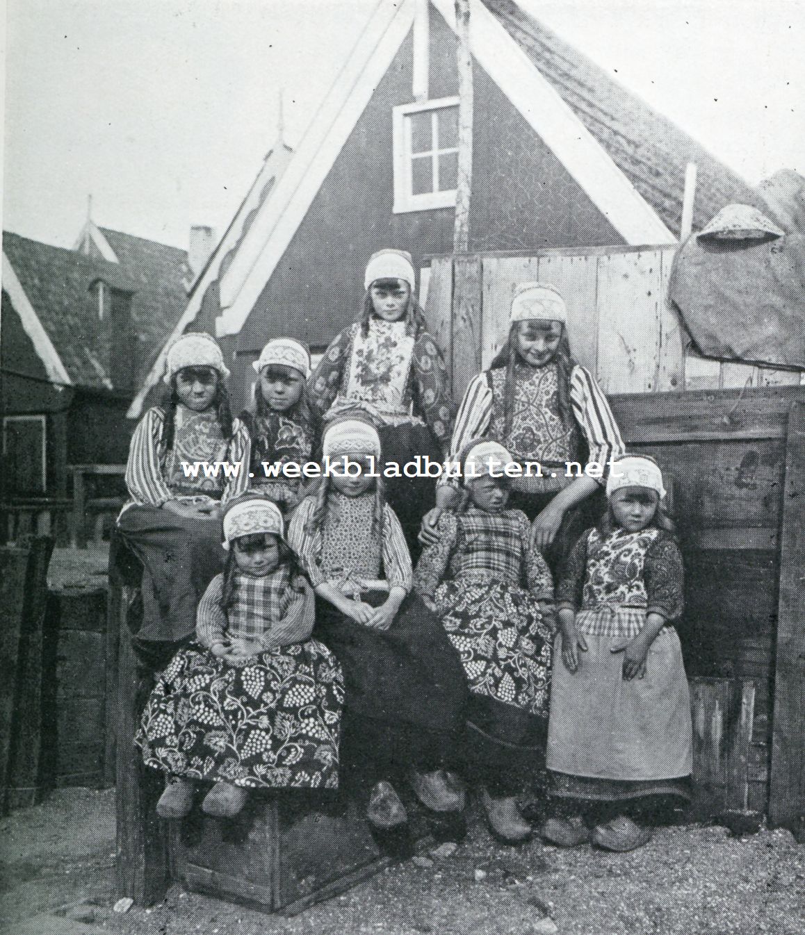 Naar Marken! Een aardig groepje Marker kinderen, waaronder - wie kan ze vinden? - twee jongens