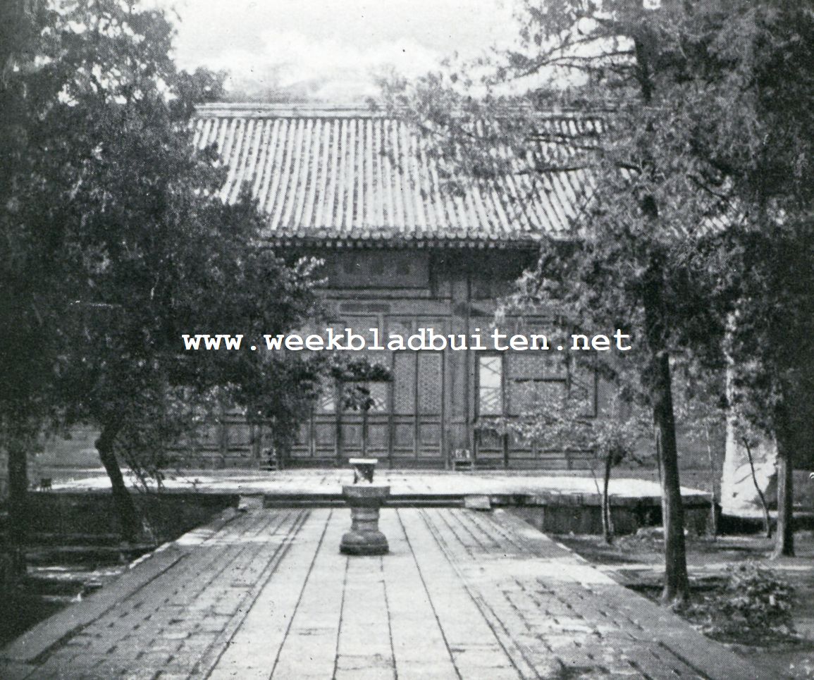 Vakantie in een tempel buiten Peking. Het hoofdgebouw van den tempel Wo Fo Sse