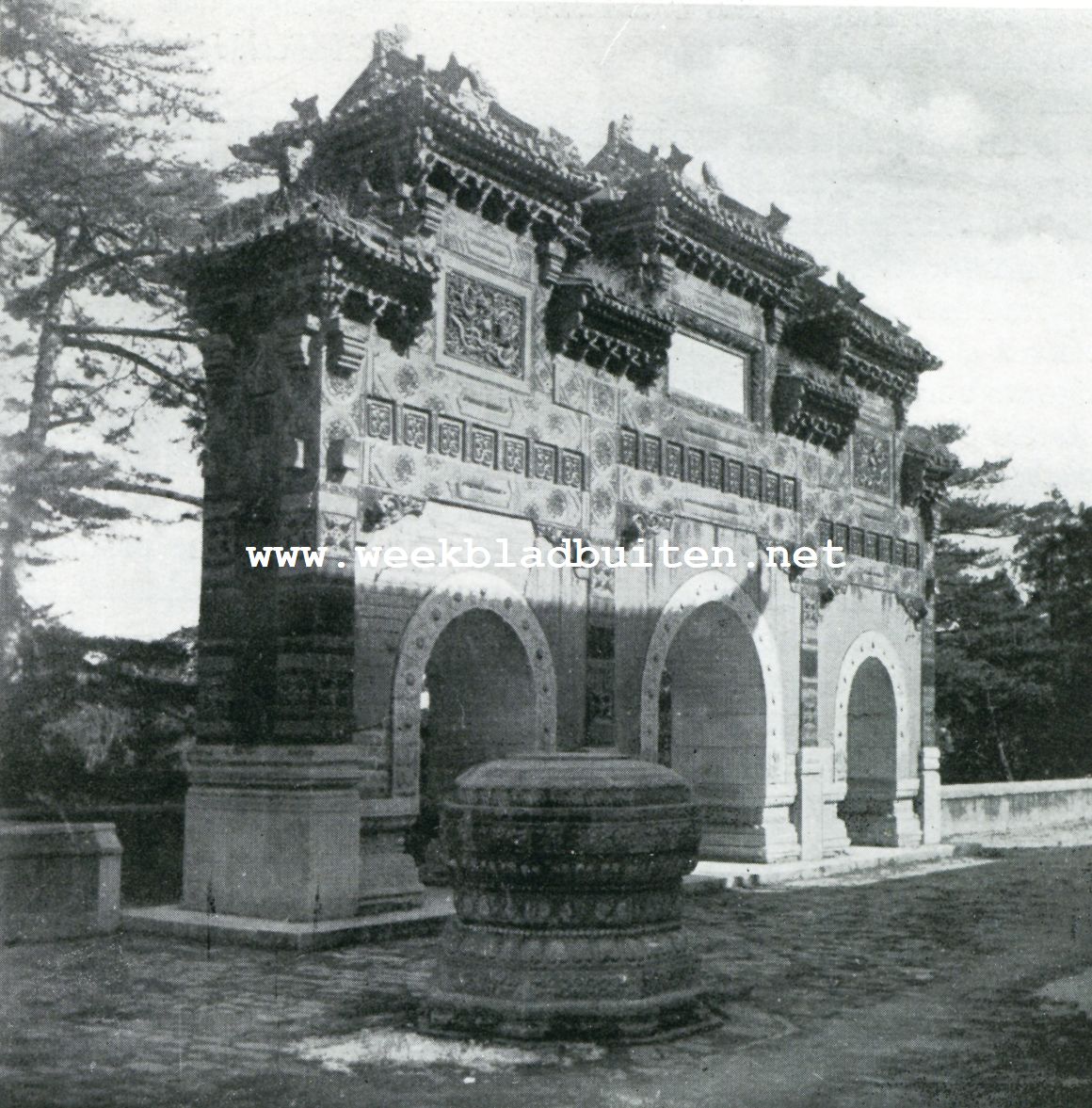 Vakantie in een tempel buiten Peking. Poort op den Miao Feng Shan