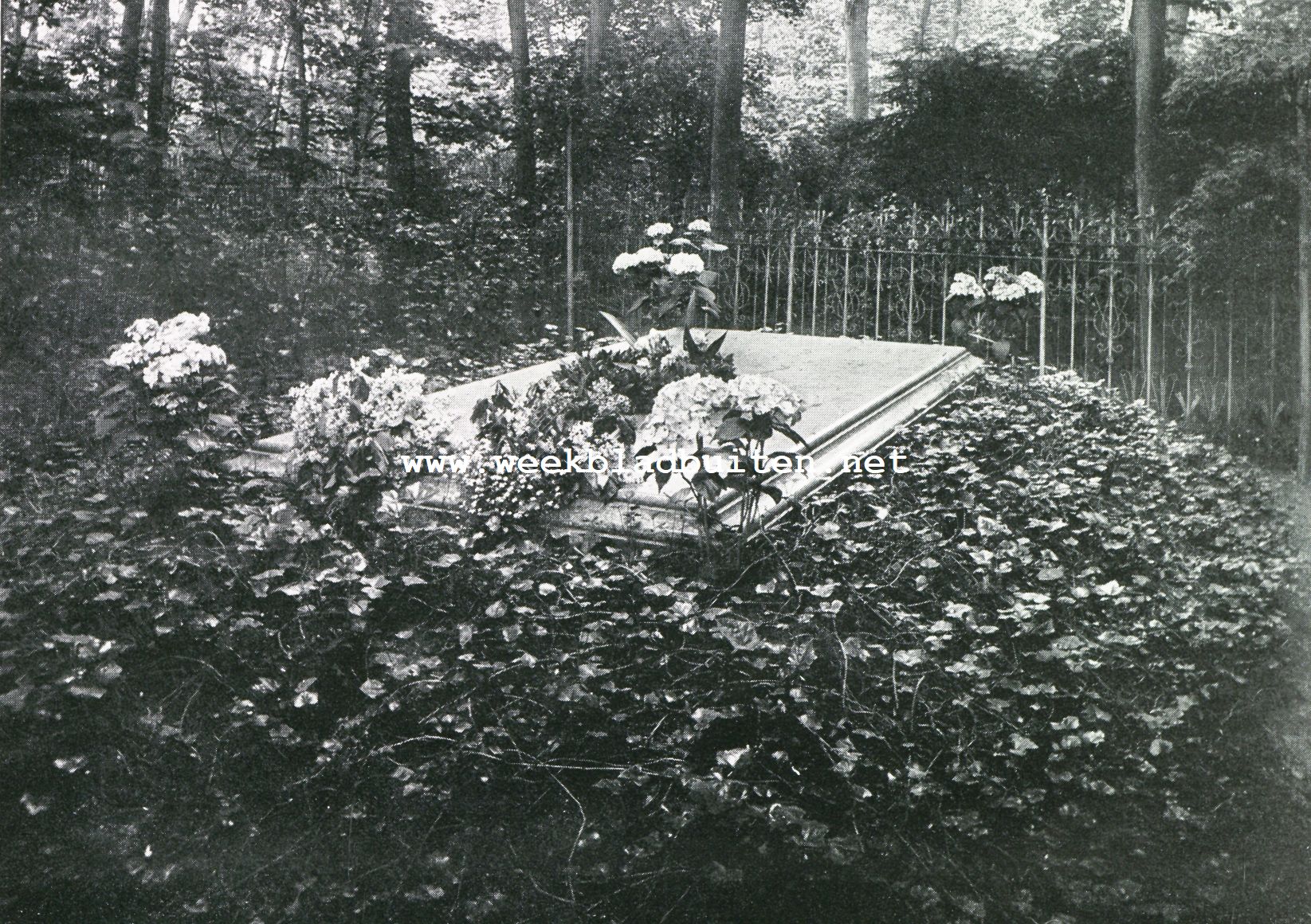 Vijftig jaren Bayreuth. Richard Wagner's graf in het park der villa Wahnfried te Bayreuth