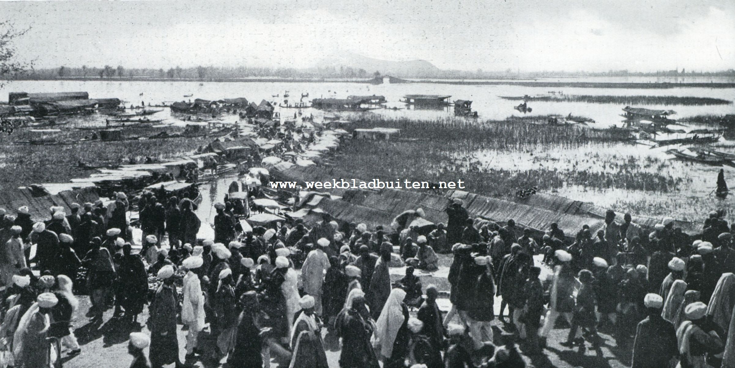 De oude tuinen der Groot-Mogols. Volksmenigte voor den ingang van den Nishat Bagh, ter gelegenheid van het feest der seringen, in de verte het Dal-meer