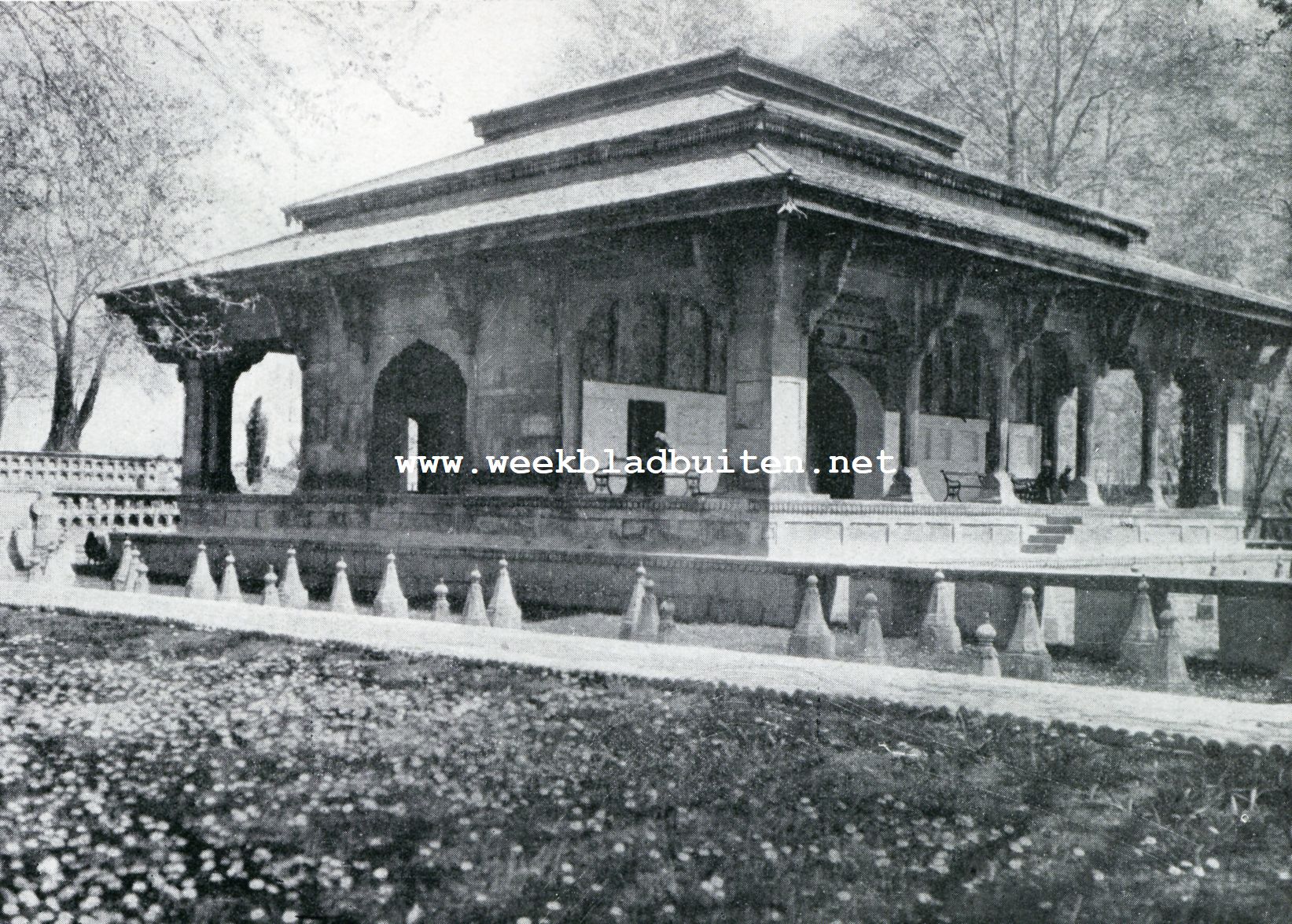 De oude tuinen der Groot-Mogols. Het paviljoen van Nur Jahan in den Shalamar Bagh in Kashmir