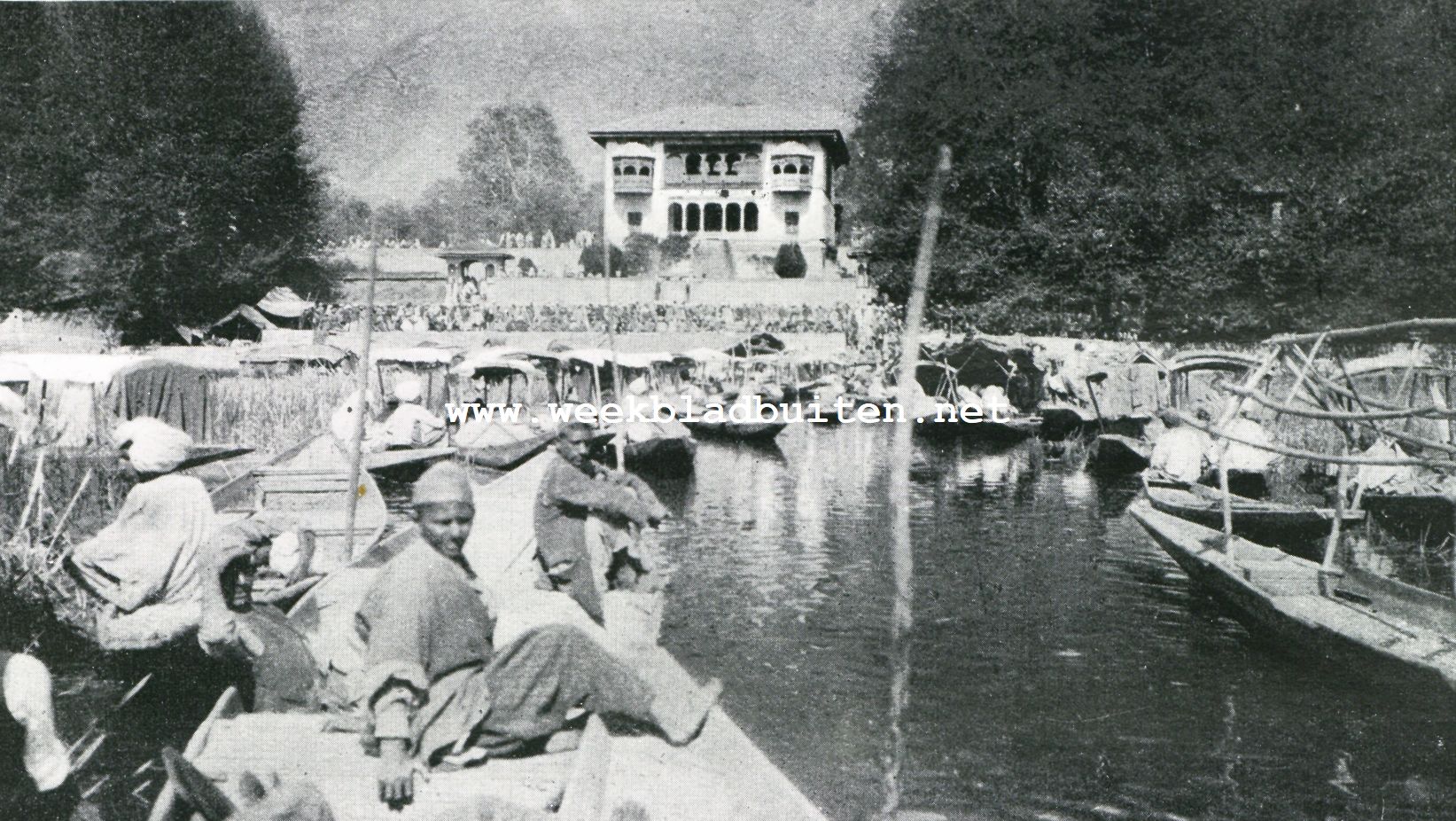 De oude tuinen der Groot-Mogols. De toegang tot den Nishat Bagh