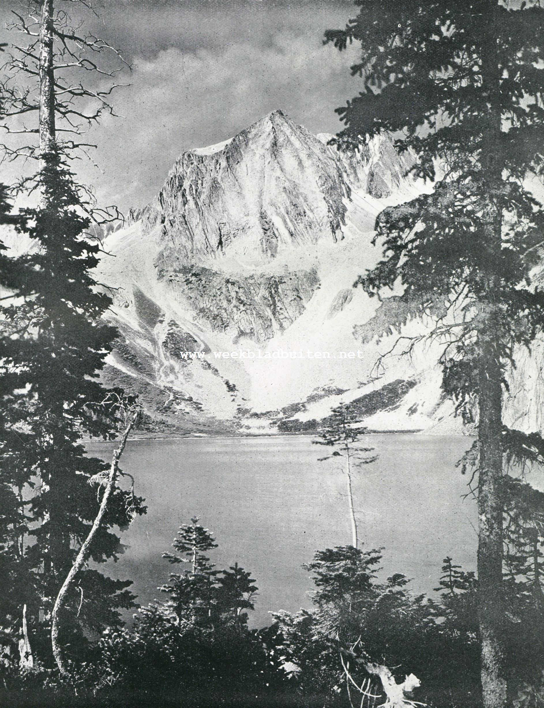 De Snowmass Peak en het Snowmass Lake in het Holy Cross National Forest (Colorado)