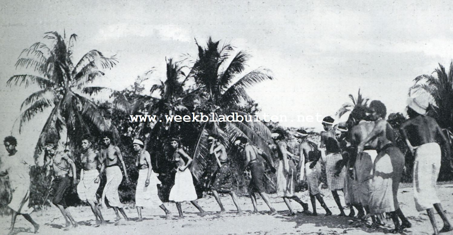 Van verre stranden. Dansende vrouwen op het strand bij Port Darwin