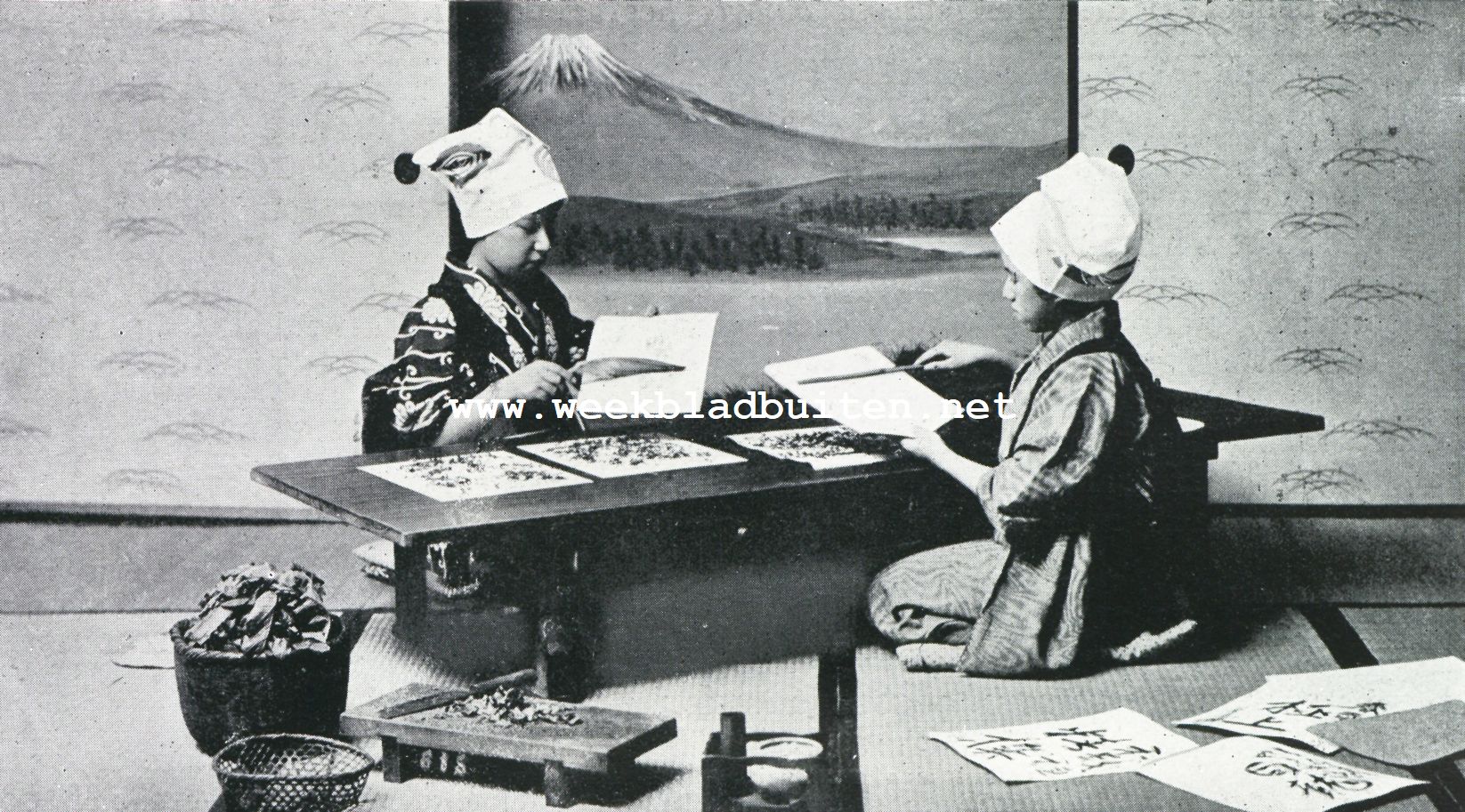 De Japansche zijde-industrie. Meisjes bezig met het sorteeren der eitjes van de zijdevlinder