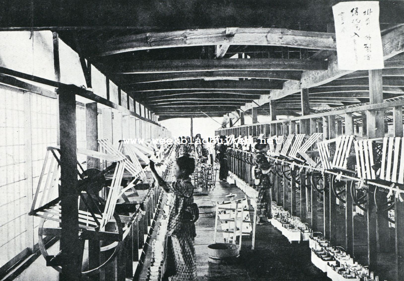 De Japansche zijdeteelt. Uit de bakjes, die de spoelen beter laten zien dan de afbeelding op blz 414, worden de zijden draden om de wikkelaars geleid