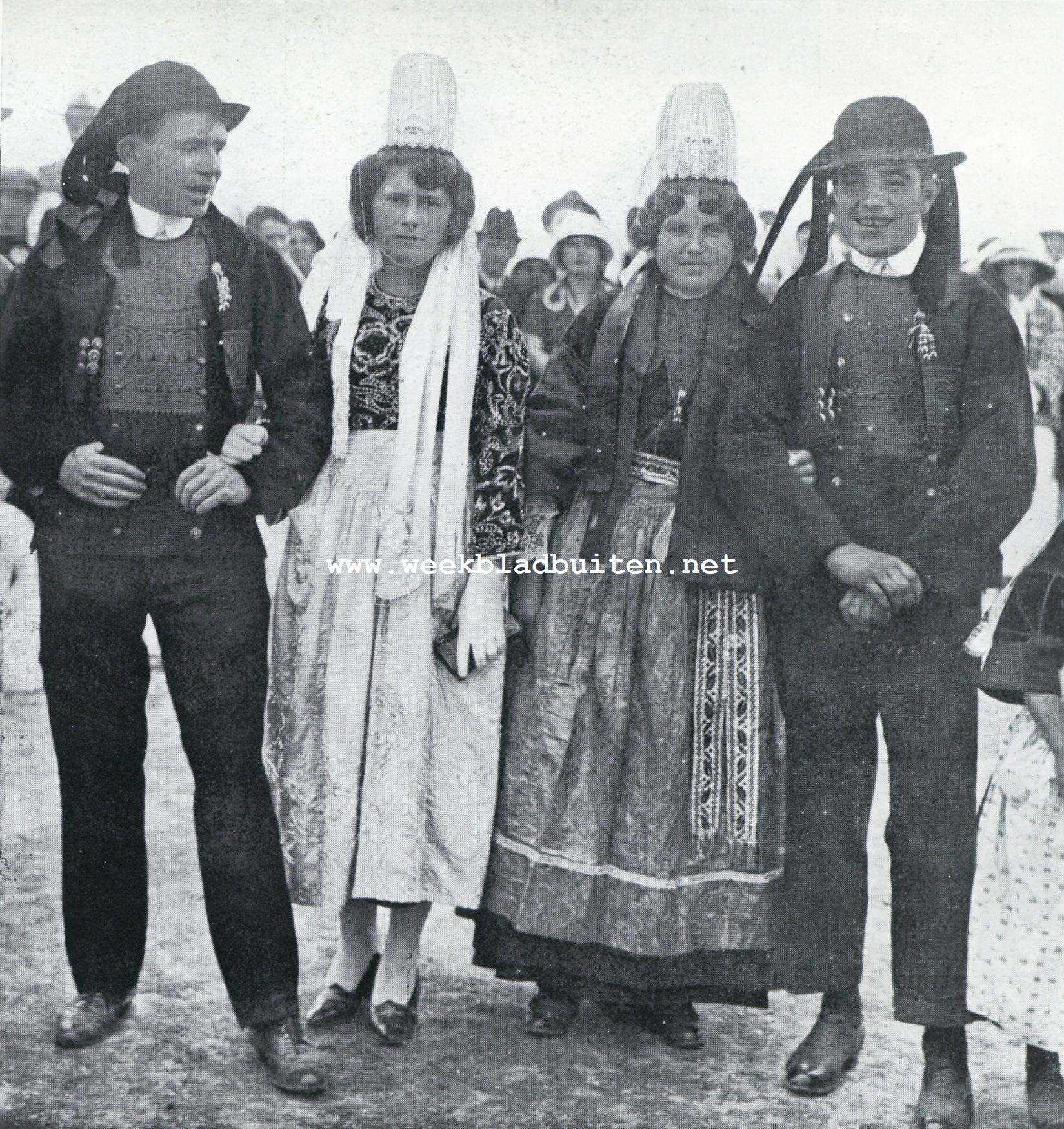 De zegening van de zee in Bretagne. Bretonsche jonge mannen en meisjes
