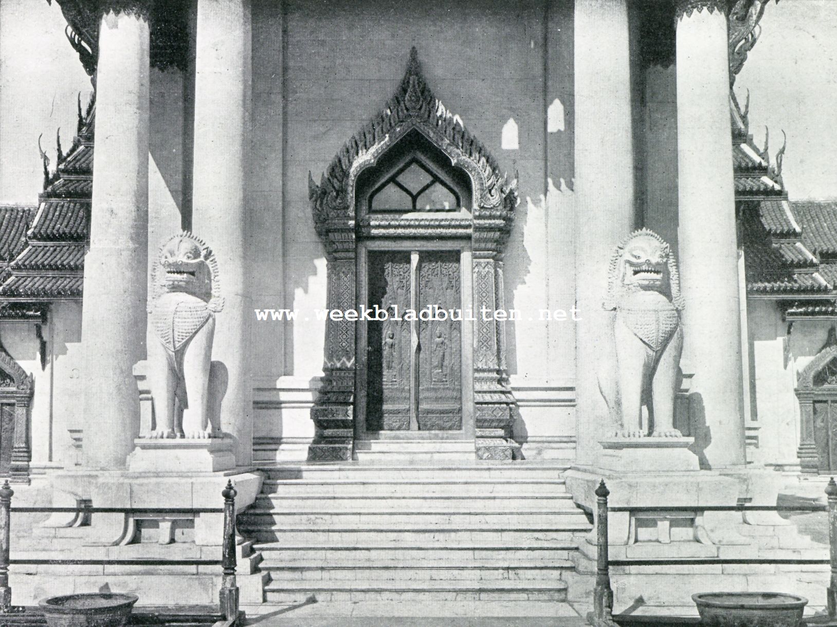Tempelschoon te Bangkok. Hoofdingang van den tempel Wat Benchama Bopitrs te Bangkok