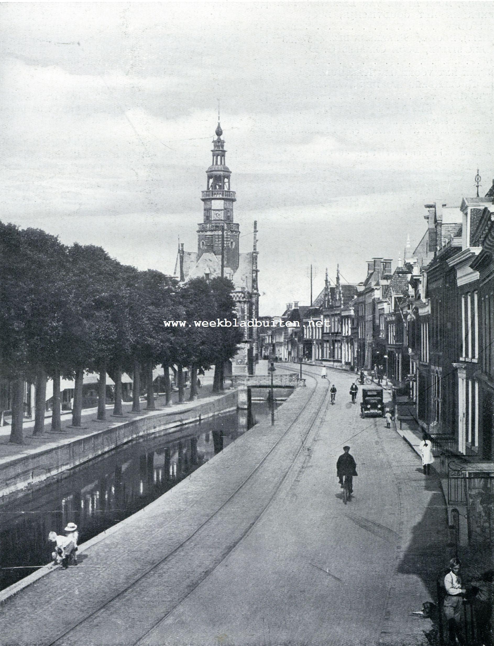 De Marktstraat te Bolsward. Op den achtergrond het Stadhuis