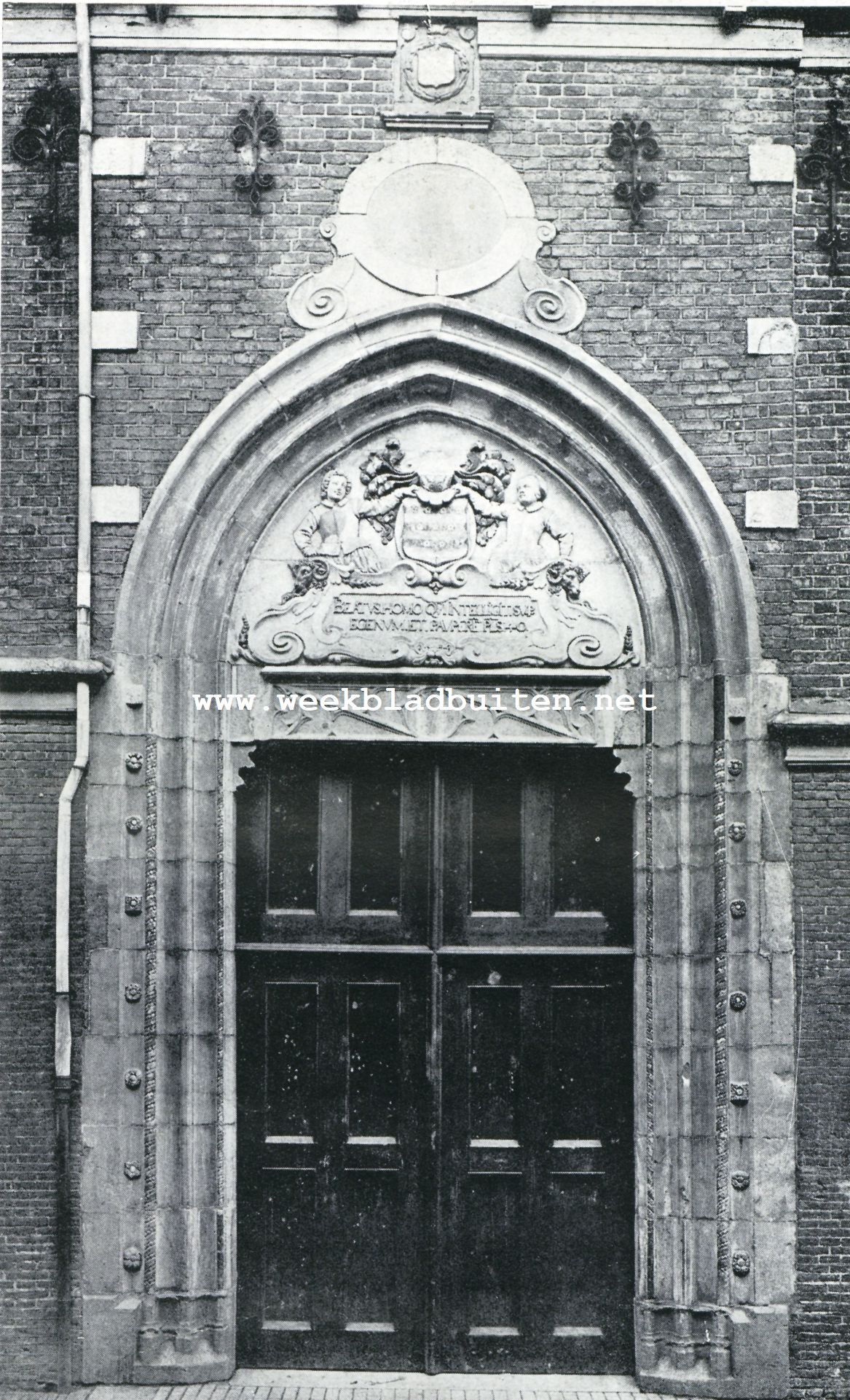 De Stichting Everard Zoudenbalch te Utrecht. Poort van het v.m. Burgerweeshuis aan den Springweg te Utrecht, vr de Hervorming de hoofdingang van het Klooster der Regulieren