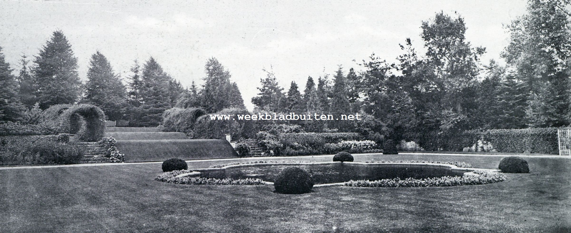 De tuin in Holland. 't Valkenbosch te Zeist. Verdiepte gazontuin en groene cascade