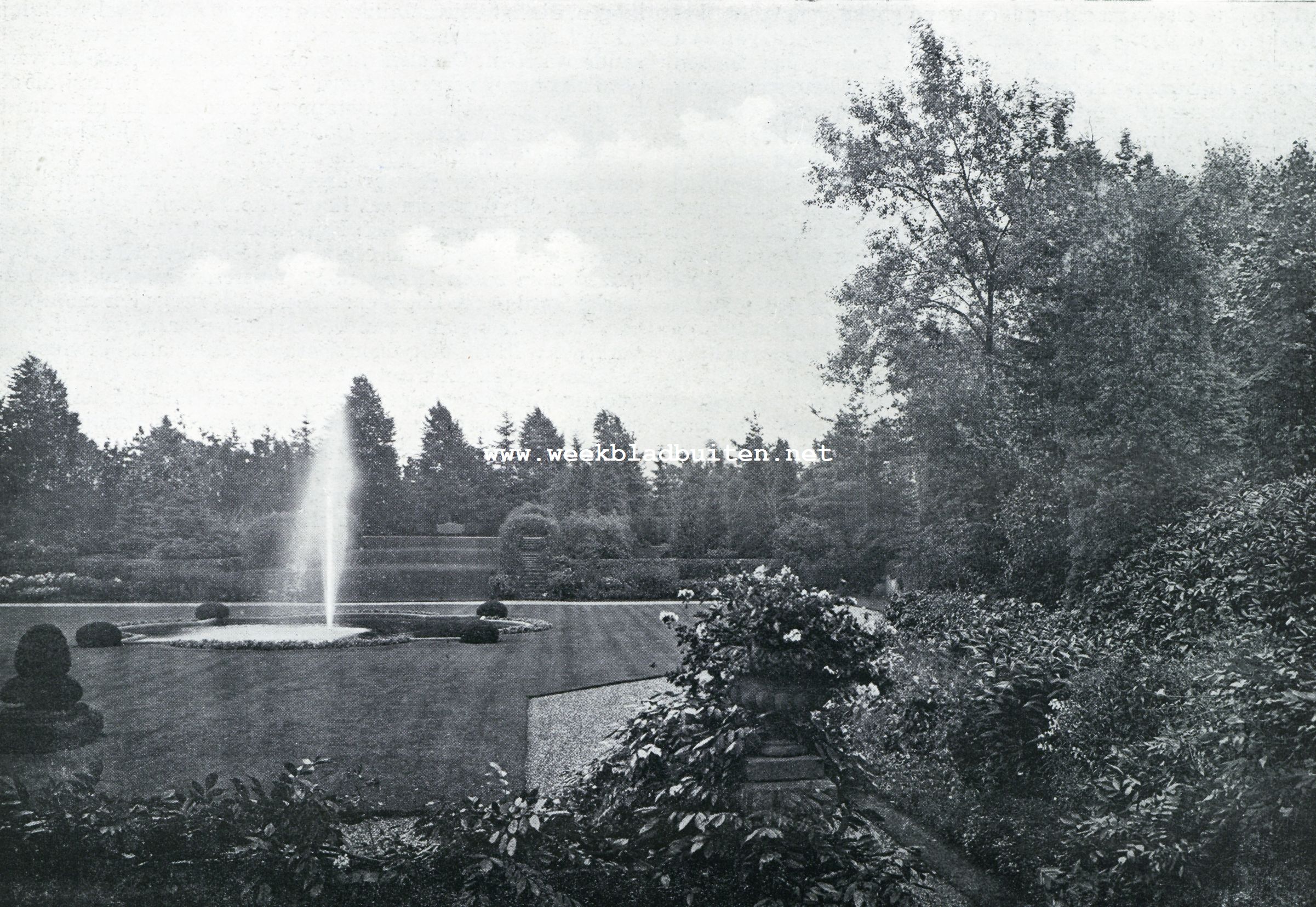 De tuin in Holland. 't  Valkenbosch te Zeist. Algemeen overzicht van het terras af