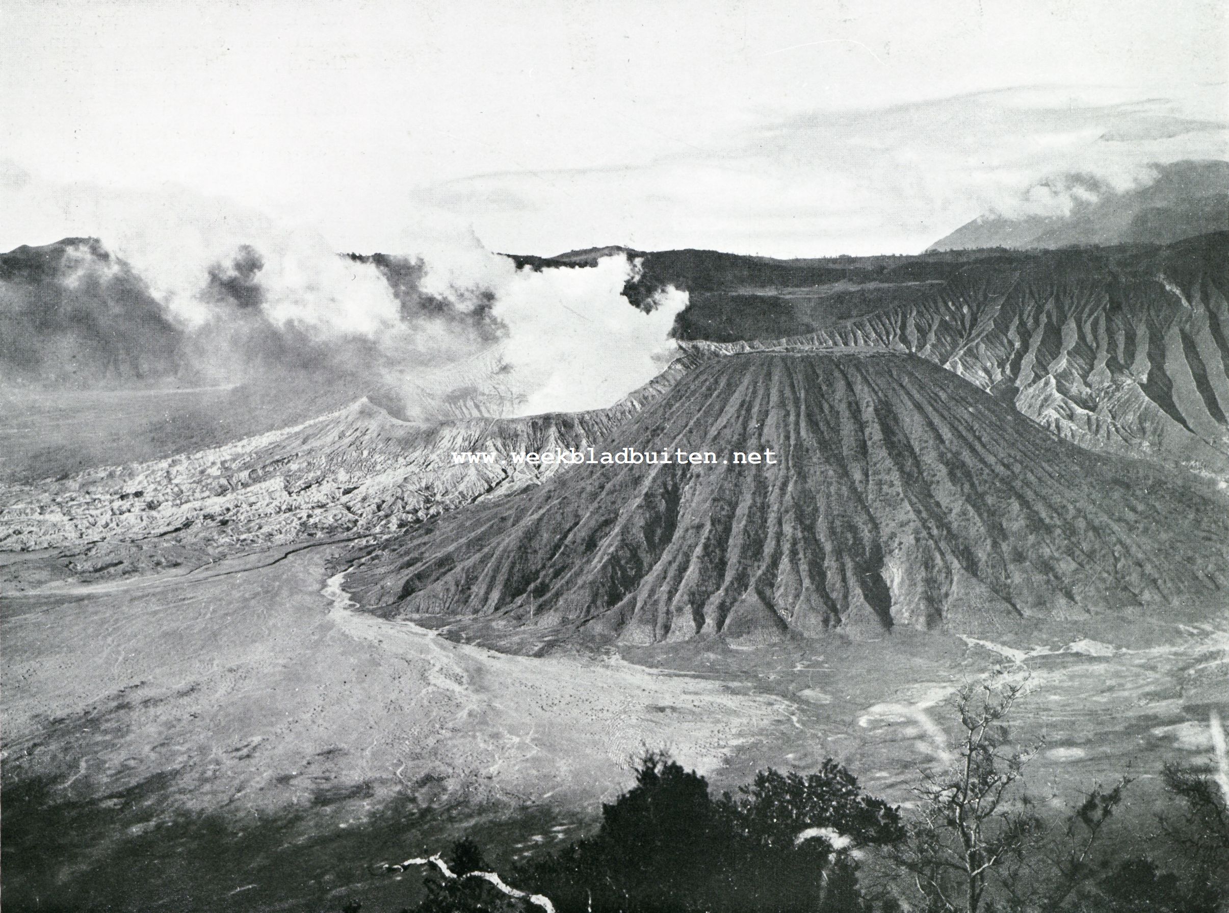 De zandzee bij Tosari (Oost-Java). In den eigenlijken caldeira worden nieuwe kraters gevormd, waarvan de Bromo en de Batok de bekendste zijn