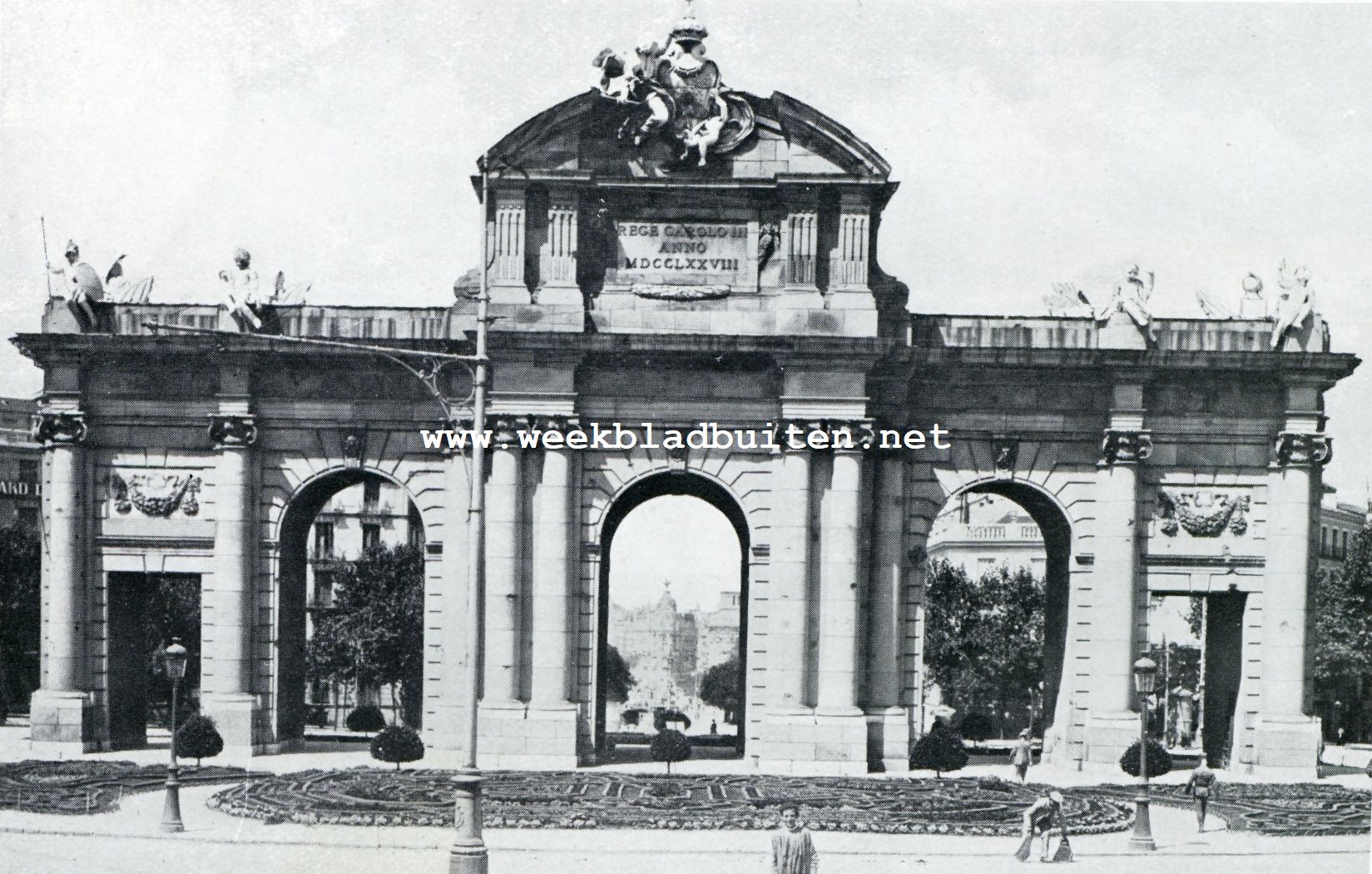 De 18de eeuwsche Alcal-triomfboog te Madrid