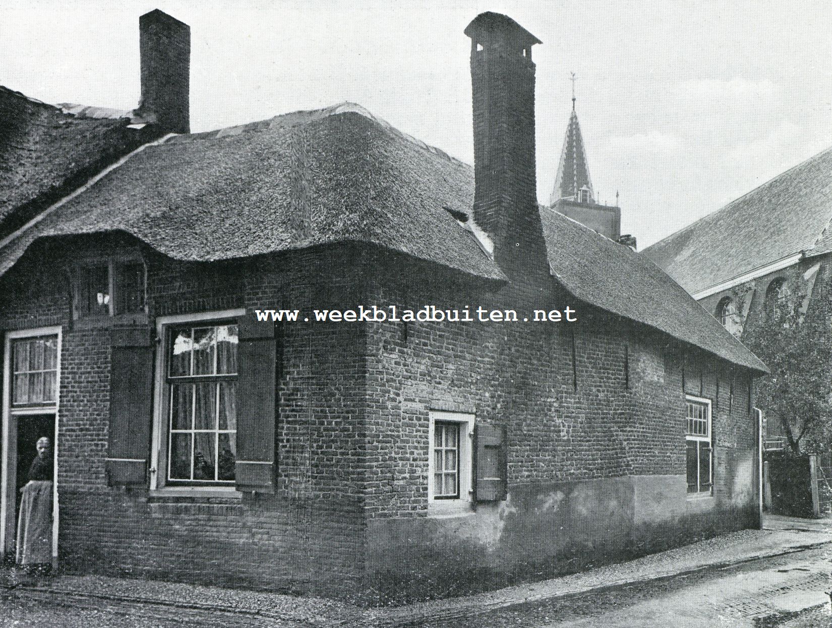 Om en bij de Giessen. Huisje te Noordeloos. Op den achtergrond de kerk