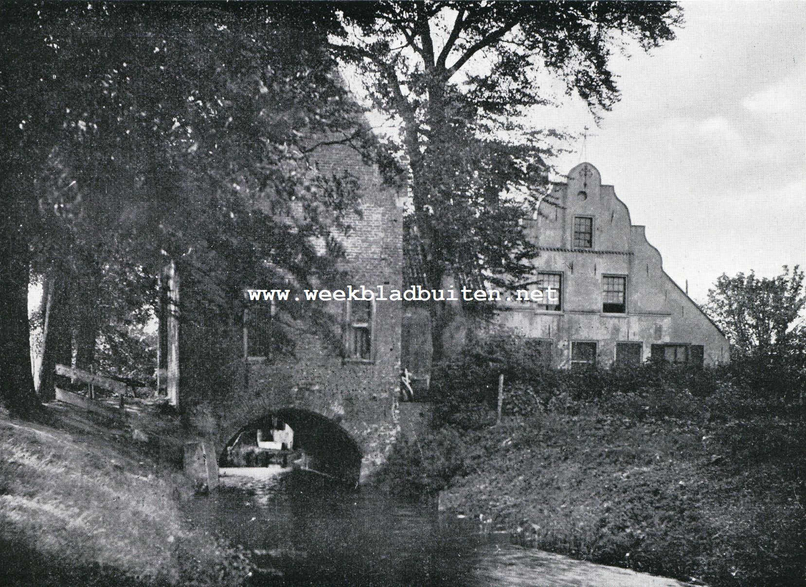 Het voormalig Karthuizer Convent bij Utrecht. Oude poorttoren. Rechts de historische boerderij van Chartroyse