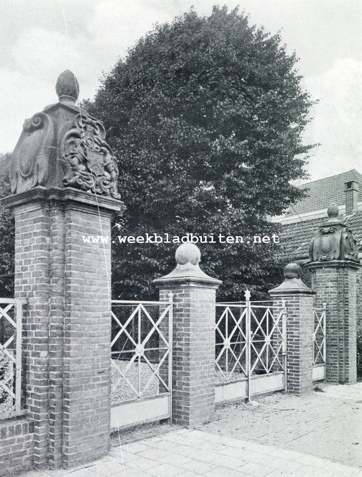 Rijswijk bij Den Haag. De bewaard gebleven bekroningen van het oude toegangshek van het v.m. Schoonoord, links, die waarop het wapen van Tromp gebeiteld is