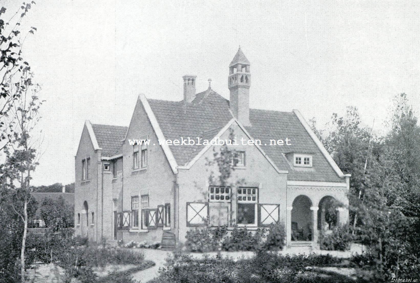 Rijswijk bij Den Haag. De oude duiventoren in het park van het Huis Ter Nieuwburch