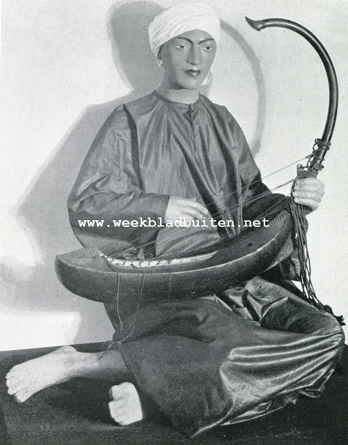 Vreemde muziekinstrumenten. Birmaan, een boogharp bespelend