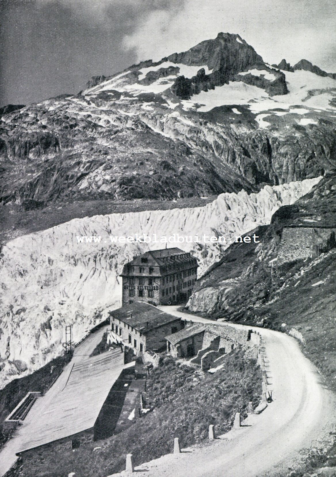 Zomer in Wallis. De Furkastrasse bij den Rhonegletscher