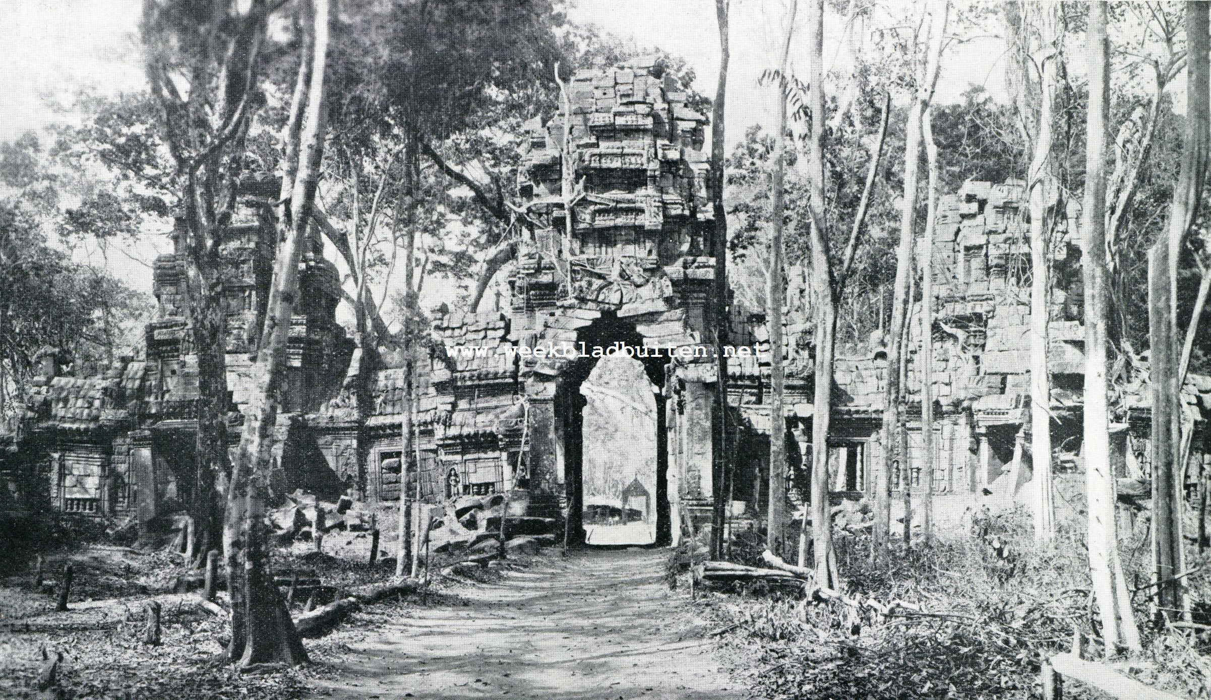 EEN DER INGANGEN VAN ANGKOR THOM