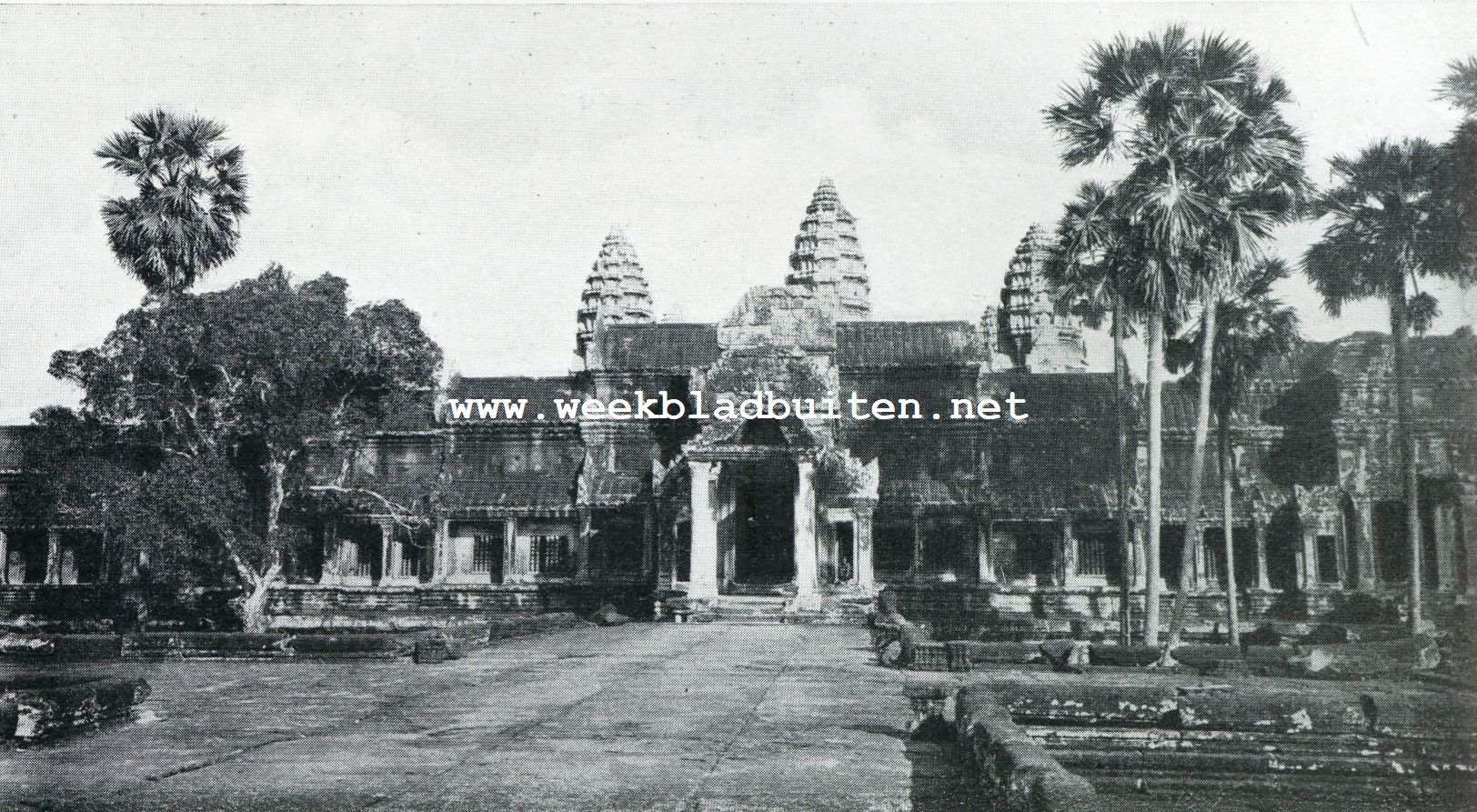 DE HOOFDINGANG VAN ANGKOR WAT