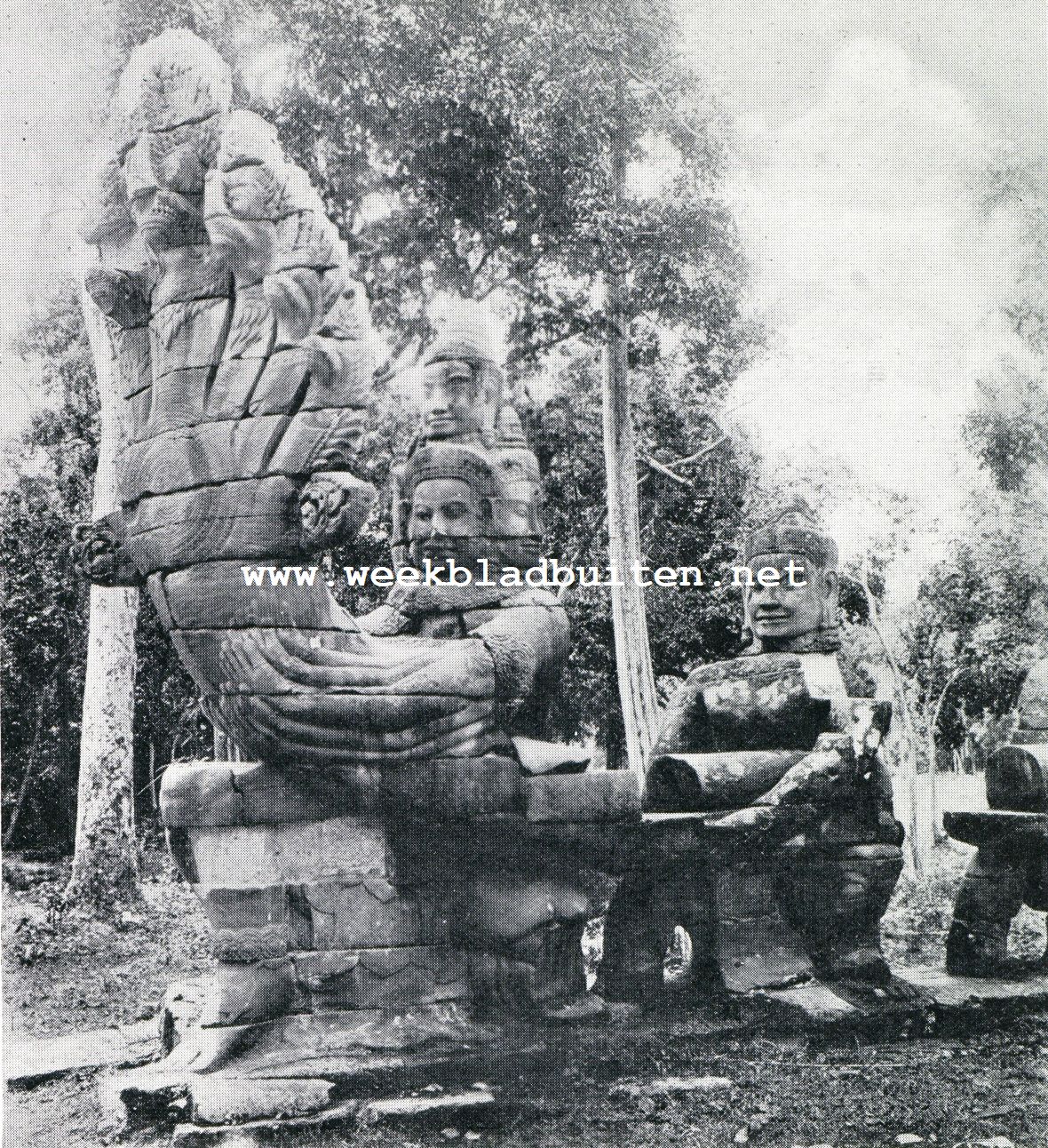 DTAIL VAN EEN DER TOEGANGEN TOT ANGKOR, DE ZOOGENAAMDE POORT DER OVERWINNING