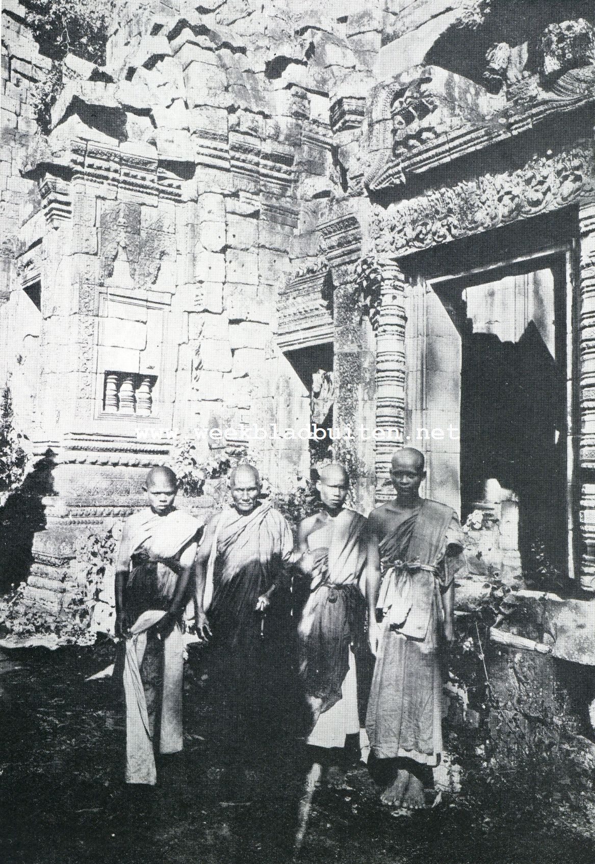 BOEDDHISTISCHE PRIESTERS, DIE BIJ ANGKOR WAT VERBLIJVEN