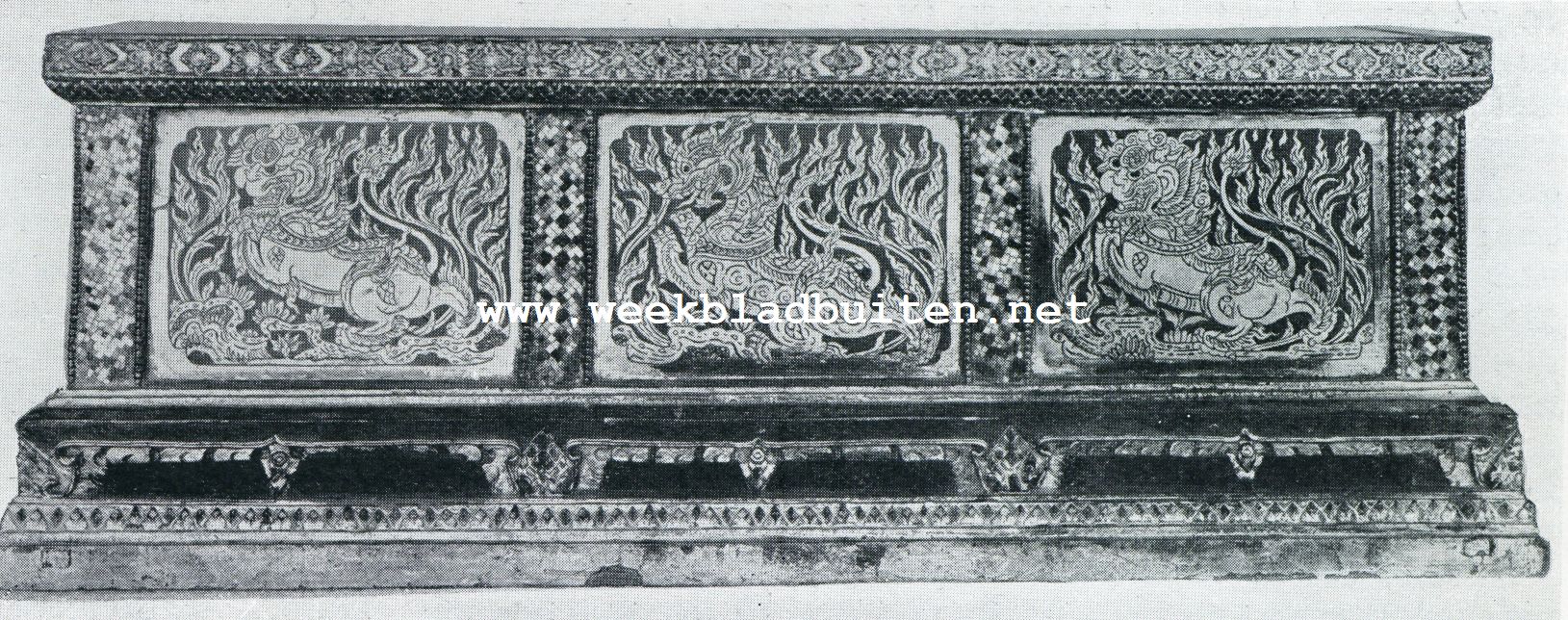 De schatten der Vajiranana bibliotheek. Gelakte kast voor het bewaren van gebedenboeken