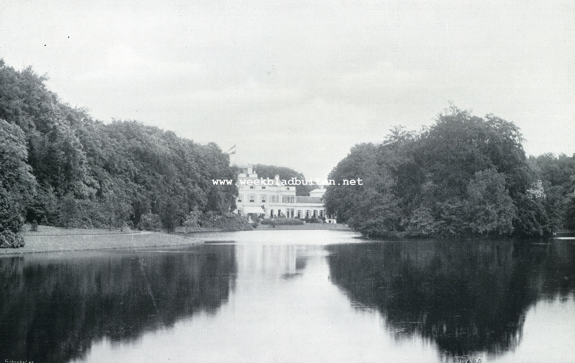 Bij den 70sten verjaardag van H.M. de Koningin-Moeder. Soestdijk. Gezicht op den achtergrond en Grooten Vijver