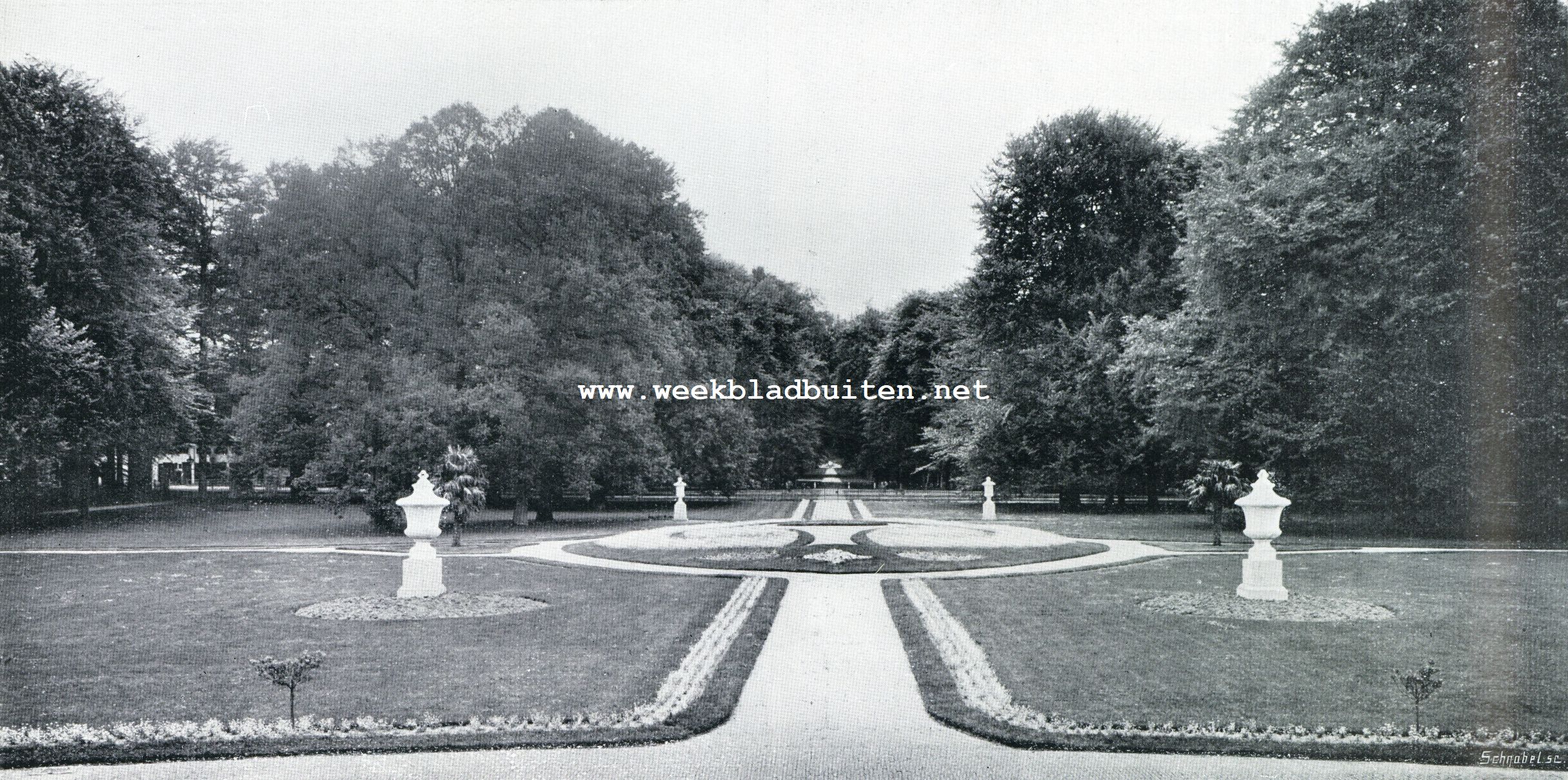 Bij den 70sten verjaardag van H.M. de Koningin-Moeder. Soestdijk. Uitzicht van het bordes van het paleis over den voortuin met doorkijk in de Koningslaan