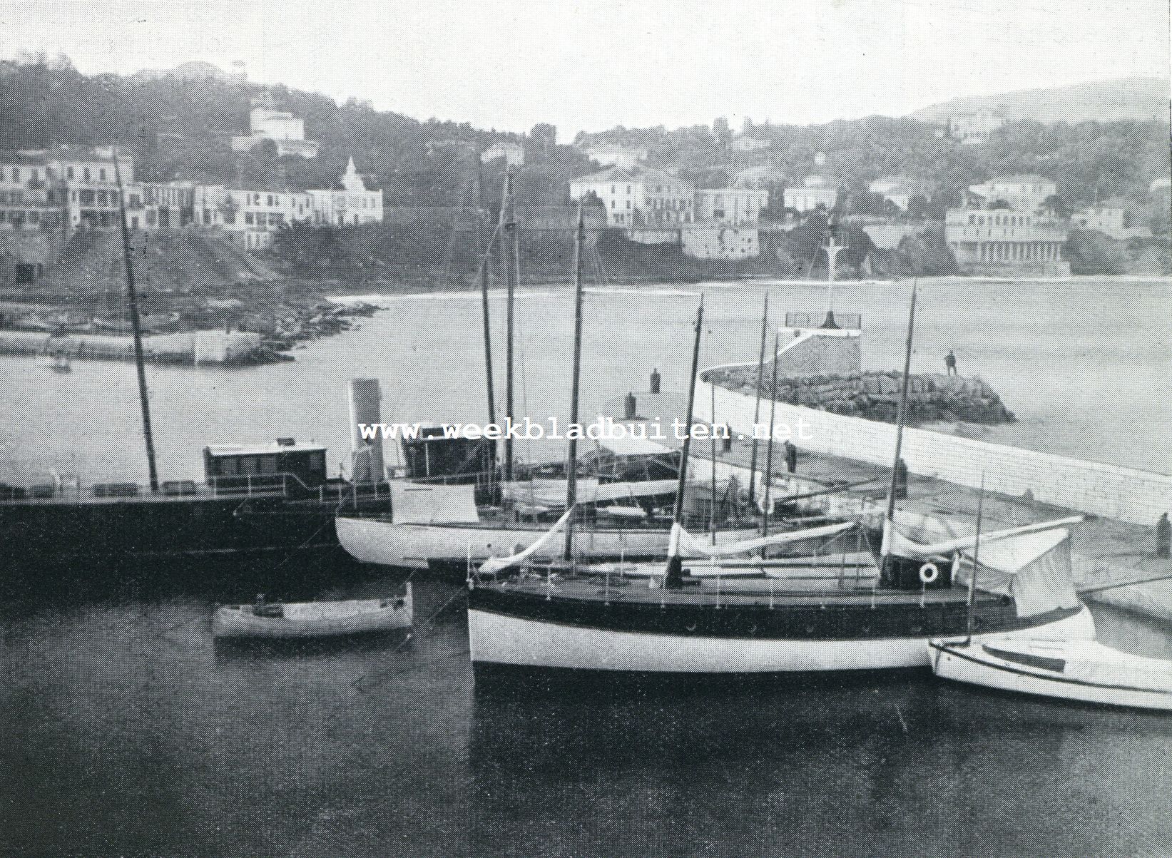 DE KLEINE HAVEN VAN ST. JEAN EN GEZICHT OP BEAULIEU