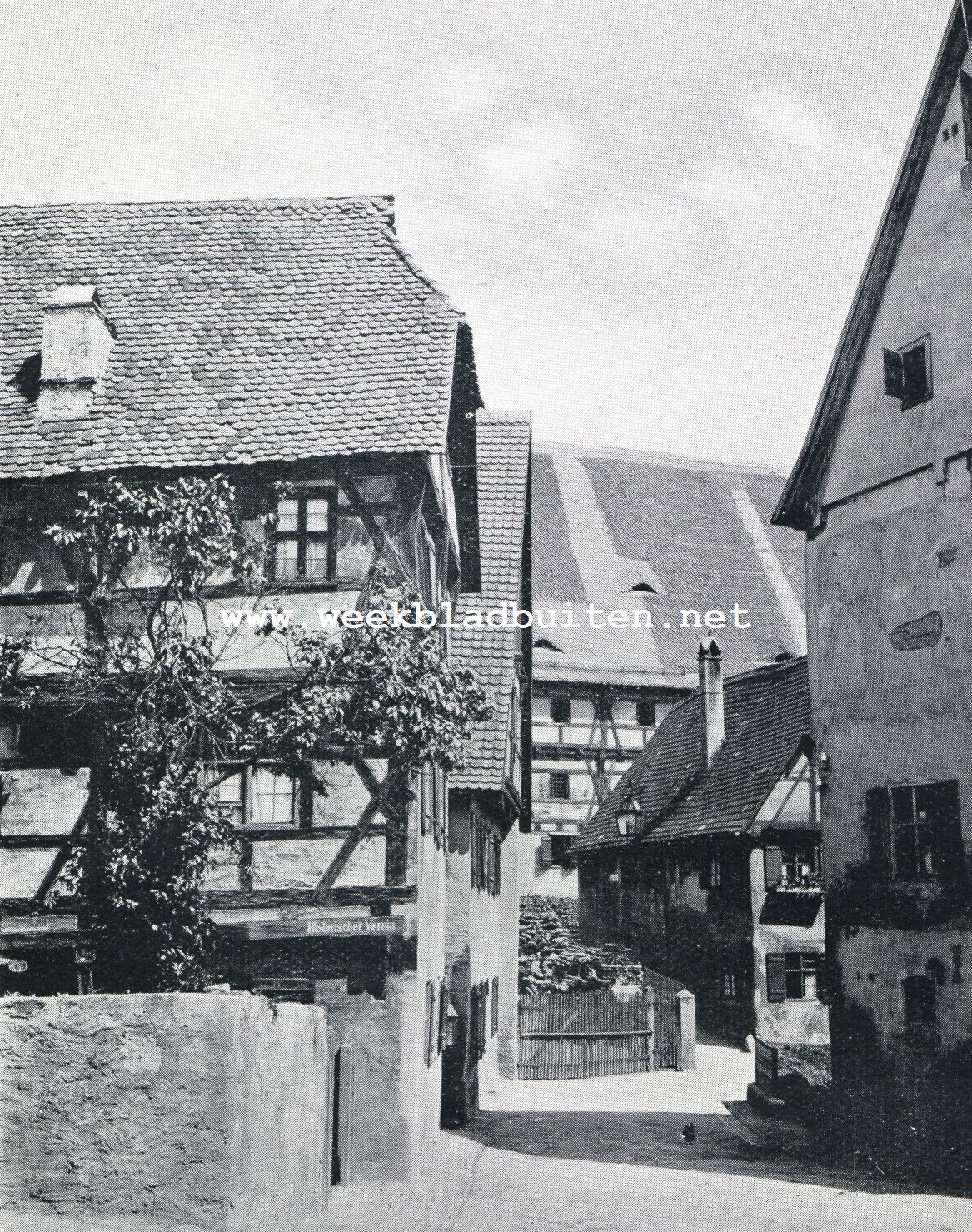 Het Heilige Duitsche Roomsche Rijk. Dinkelsbhl. Op den achtergrond het duizenjarig museum