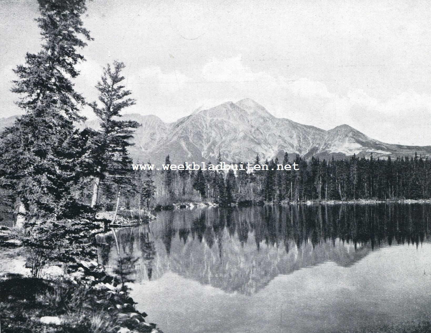 Het Beauvertmeer en het Pyramide-gebergte in het Jasper National Park