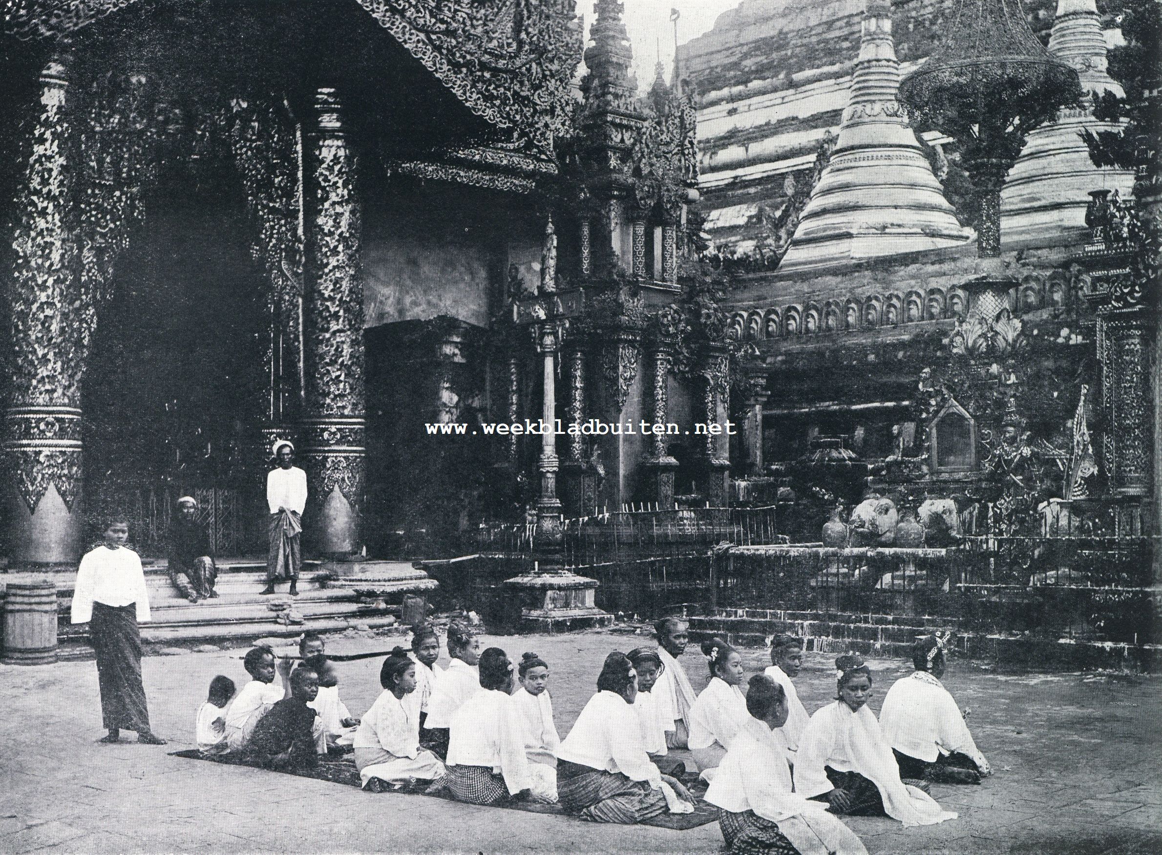 In de schaduw van den Shwe Dagoon. Burmeensche vrouwen op het terras van den Shwe Dagoon