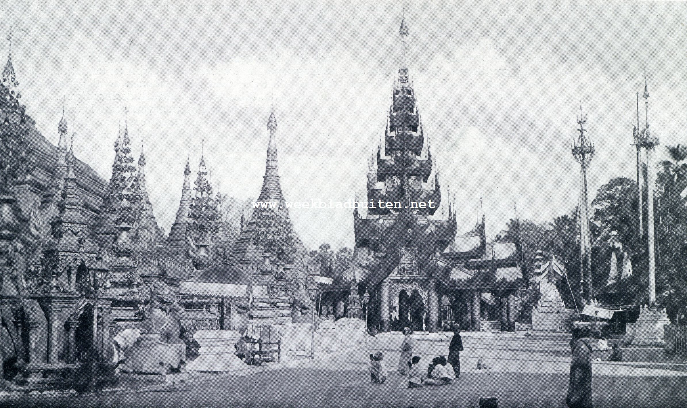 In de schaduw van den Shwe Dagoon. Terras en Paviljoen van den Shwe Dagoon
