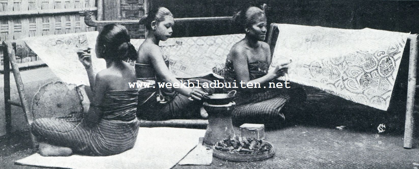Van kampong en batik. Batiksters. In 't midden het comfort, waarop de was vloeibaar wordt gemaakt