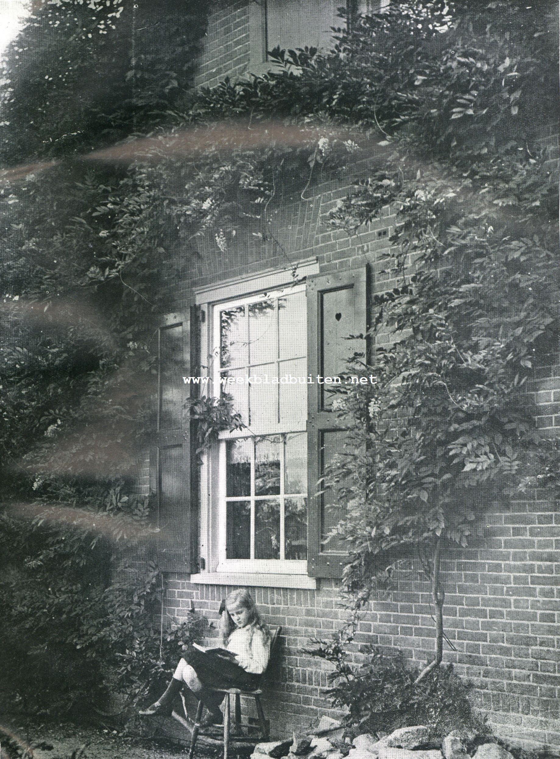 EEN RUSTIG UURTJE. In den Fotowedstrijd, door Buiten' uitgeschreven, met den derden prijs bekroond