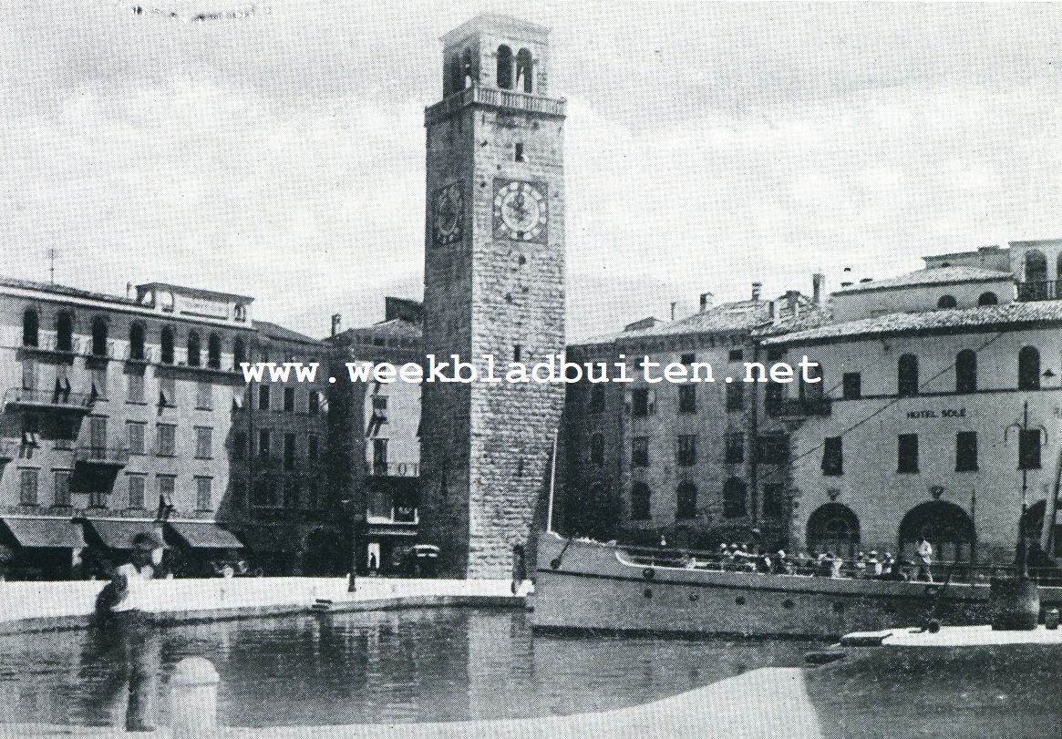 RIVA SUL GARDA. GEZICHT OP DEN OUDEN VESTINGTOREN (TORRE APPONALE). RECHTS HOTEL SCOLE, EEN VOORMALIG PALEIS