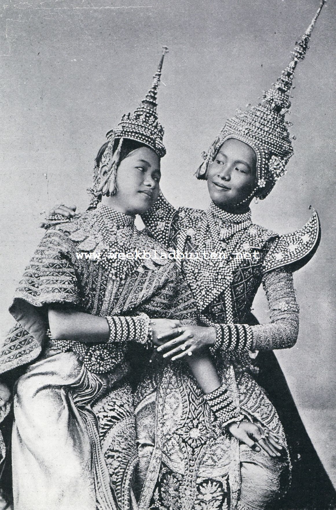 DANSERESSEN VAN SIAM EN CAMBODJA...HUN COSTUUMS ZIJN BUITENGEMEEN KOSTBAAR
