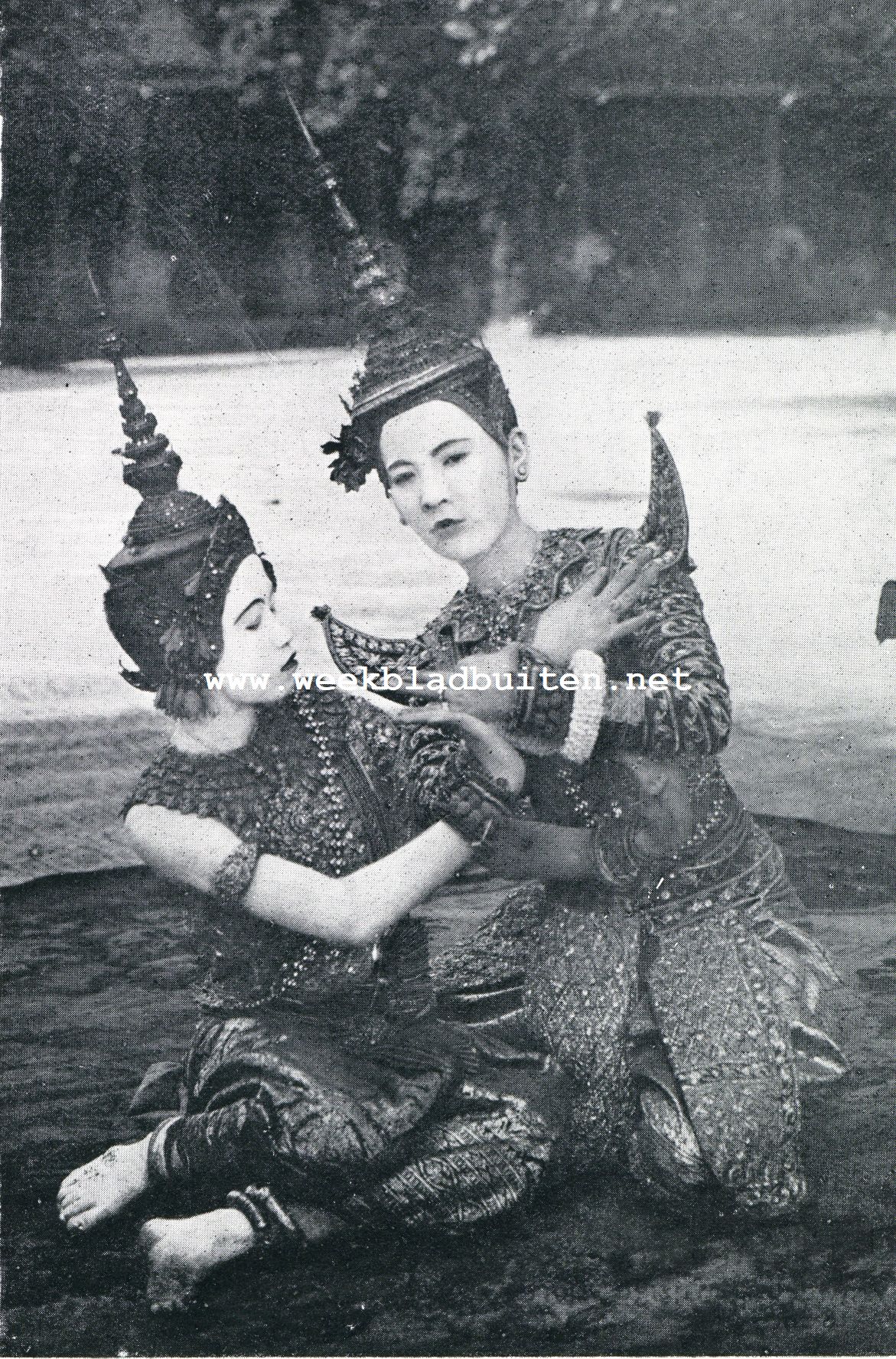 DANSERESSEN VAN SIAM EN CAMBODJA. DTAIL UIT HET DANSSPEL 